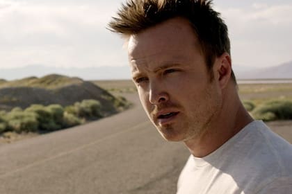 Aaron Paul y el desierto de fondo: no se trata de una escena de Breaking Bad, sino de Need for Speed, la adaptación cinematográfica del videojuego de Electronic Arts