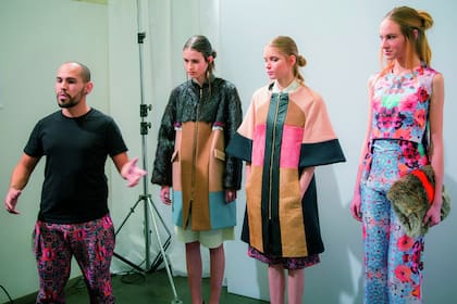 Aarón prepara tres looks de pasarela minutos antes del desfile