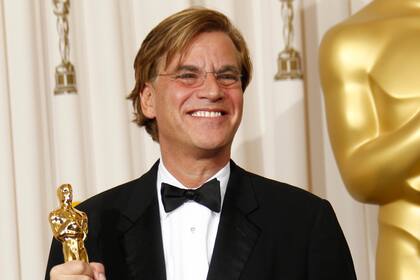 Aaron Sorkin, con su Oscar por el guión de Red social