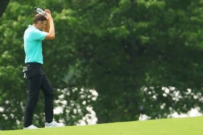 Aaron Wise culminó su segunda vuelta recorriendo los últimos hoyos con una botella en la cabeza para aliviar el dolor