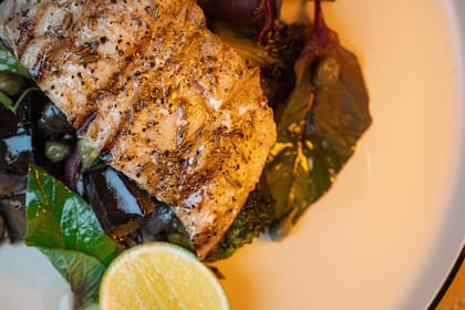 Abadejo grillado con manteca de salvia en Idilio