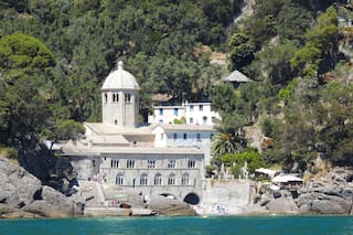 Una pequeña bahía escondida con una antigua abadía y un Cristo bajo el agua