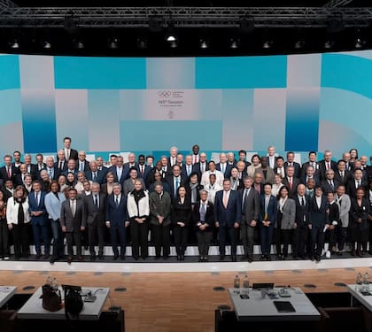 Abajo, a la derecha. Paula Pareto en la foto de la asamblea del Comité Olímpico Internacional