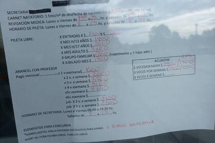 Abajo, a la izquierda, en el ítem "elementos para concurrir", puede observarse la prohibición del uso de malla enteriza blanca para las mujeres que concurran al natatorio Pueyrredón
