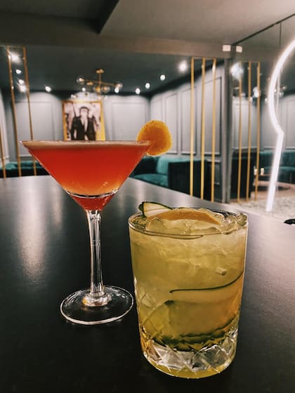 Abajo de la sucursal de Esmeralda de Fabric espera Under, un bar de alta coctelería y buena música donde seguir la velada.