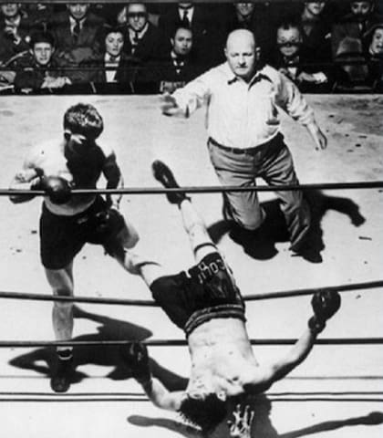 Abajo del ring: Dempsey es demolido por Firpo, que lo tiró encima de la prensa de su país 
