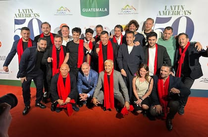 Abajo (segundo desde la izquierda), Maximiliano Pérez en la gala de los Latin America's 50 Best 2025, junto a los otros argentinos ganadores