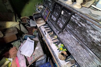 Abandonado, el piano de la casa descubierta por Richard Walden