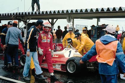 Abandono. Tras dar dos giros, Niki Lauda se detiene en los pits, se baja de su Ferrari 312 T2 y dice: “Mi vida vale más que un campeonato mundial”. Se niega a dar excusas falsas sobre los motivos de su parada, mira la carrera durante algunas vueltas y se marcha al aeropuerto de Fuji.