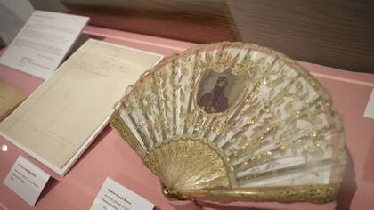 Abanico de encaje con la imagen de Mitre
