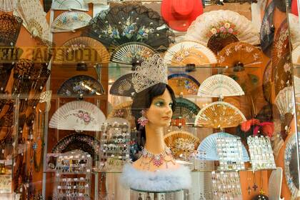 Abanicos en comercio tradicional