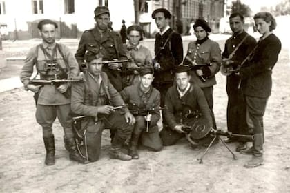 Abba Kovner (centro) con otros miembros en julio de 1944