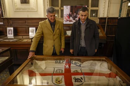 Abbatángelo y Scotto contemplan la bandera de la Segunda República de La Boca