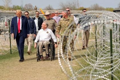 Abbott recorrió la frontera junto al expresidente y candidato presidencial Donald Trump en febrero de 2024