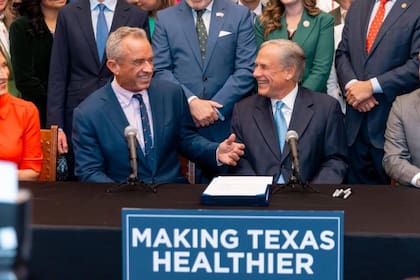 Abbott y Kennedy, en el acto de firma de las leyes