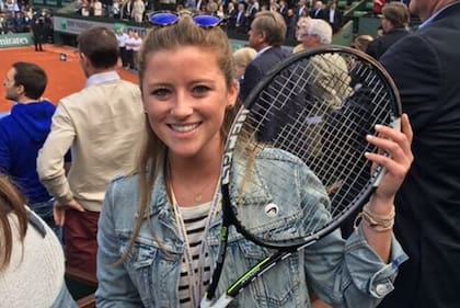 Abby Doherty, tras la final de Roland Garros 2016, con la raqueta de Djokovic