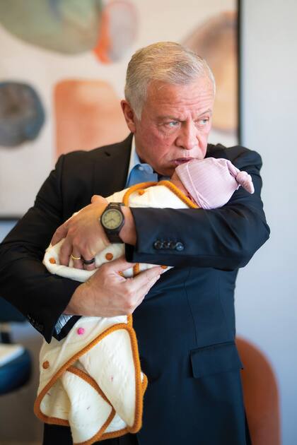 Abdalá II lllena de mimos a su nieta.