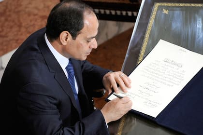 Abdel Fattah Al-Sissi juró ayer como presidente de Egipto; hoy encargó al primer ministro que forme gobierno
