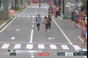 Abdi Nageeye, somalí que corre por Países Bajos, invita a Bashir Abdi, somalí que representa a Bélgica, a superar al keniano Lawrence Cherono y llegar juntos a la meta como escoltas del keniano Eliud Kipchoge en la maratón masculina de los Juegos Olímpicos Tokio 2020.