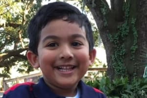 Abdul Aziz Khan fue secuestrado por su mamá y su padrastro