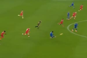 El error de Aston Villa a los 29 segundos, el blooper del día y ¡el golazo de atrás de media cancha!