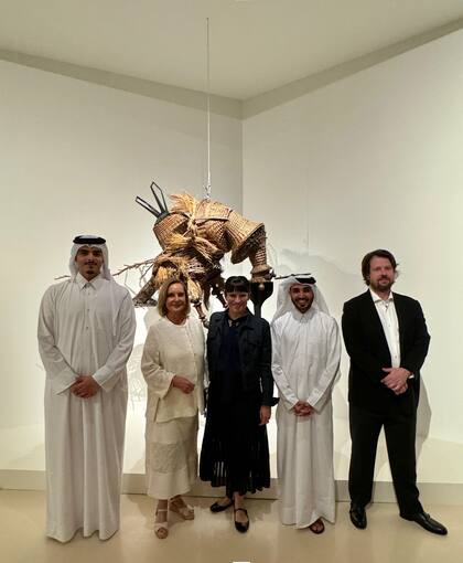 Abdulaziz Al Thani, Teresa Bulgheroni, María Amalia García, Issa Al Shirawi y Rodrigo Moura con obra de Antonio Berni en la inauguración de la muestra en Qatar