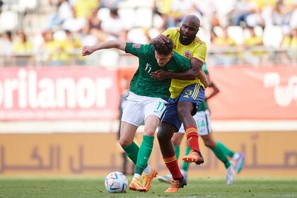 Abdullah Alhamddan lucha con Eder Álvarez; Arabia Saudita cayó ante Colombia en un amistoso disputado en Murcia