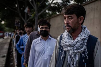 Abdullah, de 41 años, a la espera para obtener el pasaporte en Kabul (Jim Huylebroek/The New York Times)