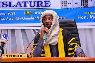 Un político de Nigeria se casará con 100 huérfanas que perdieron a su familia en ataques de grupos criminales