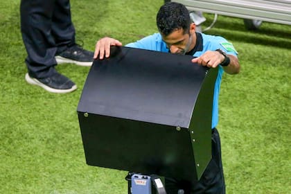 Abdulrahman Al Jassim cambió su decisión tras ver la jugada en el VAR