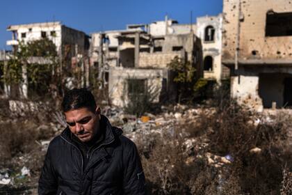 Abdulrahman Alama, en su casa destruida en las afueras de Homs.
(David Guttenfelder/The New York Times)
