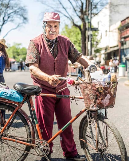 Abel Ángel (74) Profesión: Afilador. Hace y arregla cuchillos. Lo que más disfruta del folclore argentino: “La vida en el campo”.