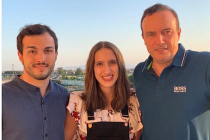 Abel Balbo en su casa de Roma, con dos de sus hijos: Federico y Chiara, que es patinadora sobre hielo y representa a la Argentina; el mayor es Nicolás y los tres nacieron en Italia