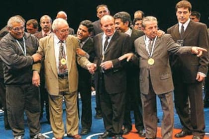 En 2002, cuando reabrió el Luna Park, junto con glorias del boxeo argentino: Abel Cachazú, Alfredo Prada, Santos Laciar, Nicolino Locche, Sergio Víctor Palma y Horacio Accavallo, con Esteban Livera, entonces encargado del estadio