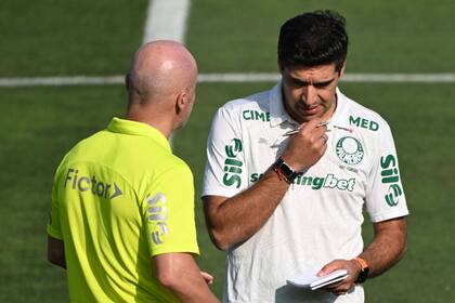 Abel Ferreira, pensativo, antes de la última función