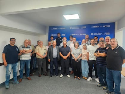 Abel Furlán, en el centro, reunió en la UOM a dirigentes gremiales que piden a la CGT activar un paro general contra la reforma laboral