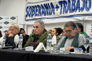 Abel Furlán (UOM), Juan Carlos Schmid (portuarios) y Hugo Godoy (ATE) definen el nuevo plan de lucha gremial contra Milei