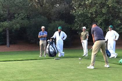 Gallegos pega en la práctica del campo de Augusta National; Rory McIlroy observa la salida