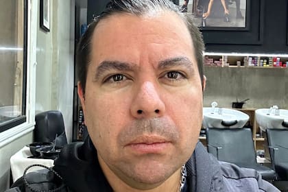 Abel Guzmán, el peluquero que asesinó de un tiro a un compañero y está prófugo