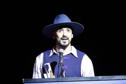 Abel Pintos, durante el agradecimiento de su premio Konex