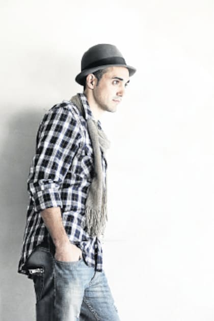 Abel Pintos; otro look y otra edad