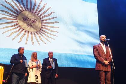 Abel Pintos interpretó el Himno Nacional y cautivó por completo al Teatro Coliseo