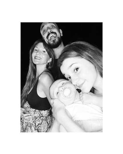 Abel Pintos junto a Mora Calabrese, la hija de ella y Agustín, el bebé que la pareja que nació en octubre de 2020.