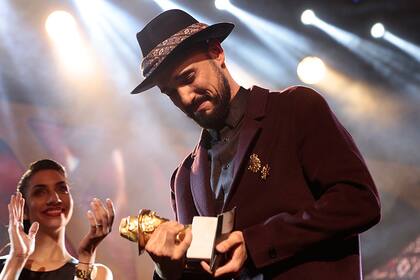 Abel Pintos mira su tercer Gardel de Oro. Por su disco 11 ganó la categoría Album del Año, como en 2013 y 2014