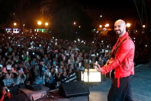 La sorpresiva aparición de Abel Pintos en la plaza donde la gente seguía la proyección de su show