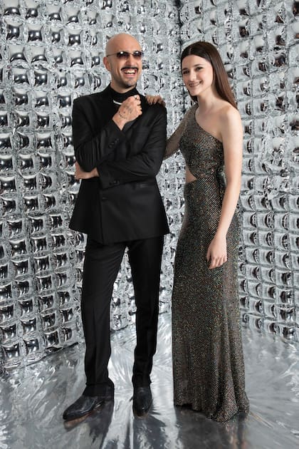 Abel Pintos se mostró feliz con su hija Guillermina, quien a los 16 años desfiló por primera vez la alfombra azul con un vestido con cut out de Camila Romano. “Ella es mi mejor premio”, le dijo orgulloso el cantante a ¡HOLA! Argentina.