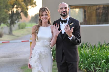 Abel Pintos y Mora Calabrese en el día de su boda