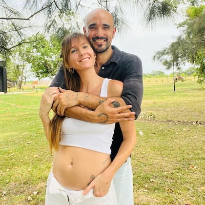 Abel Pintos y Mora Calabrese están en la dulce espera