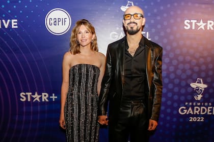 Abel Pintos y su esposa llegan a los Premios Gardel