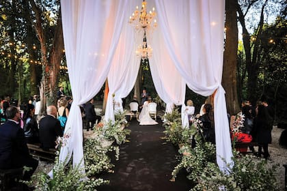 Abel y Mora intercambiando sus votos, uno de los momentos clave de la ceremonia.